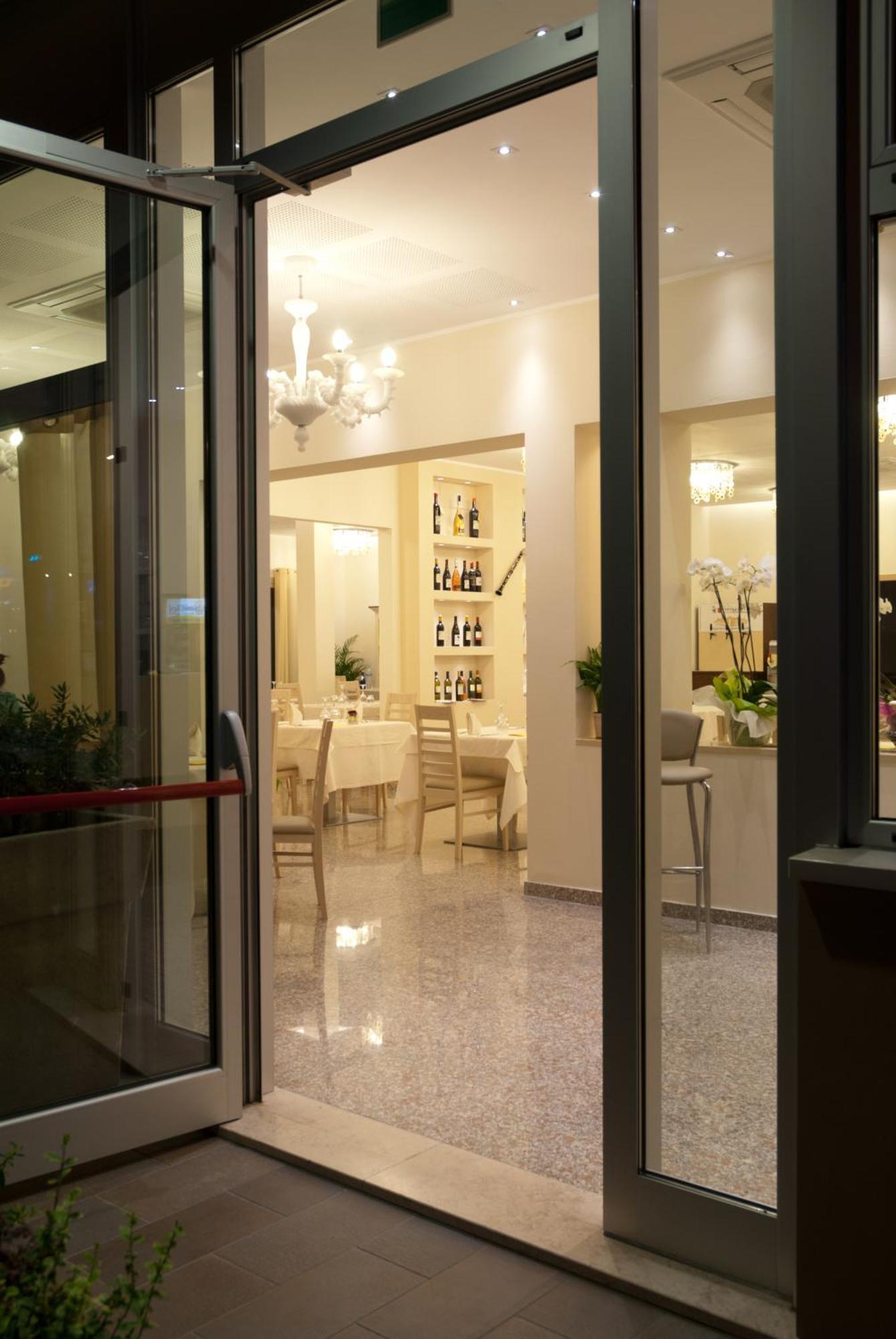 Hotel Ristorante Cesare Savignano sul Rubicone Exterior photo
